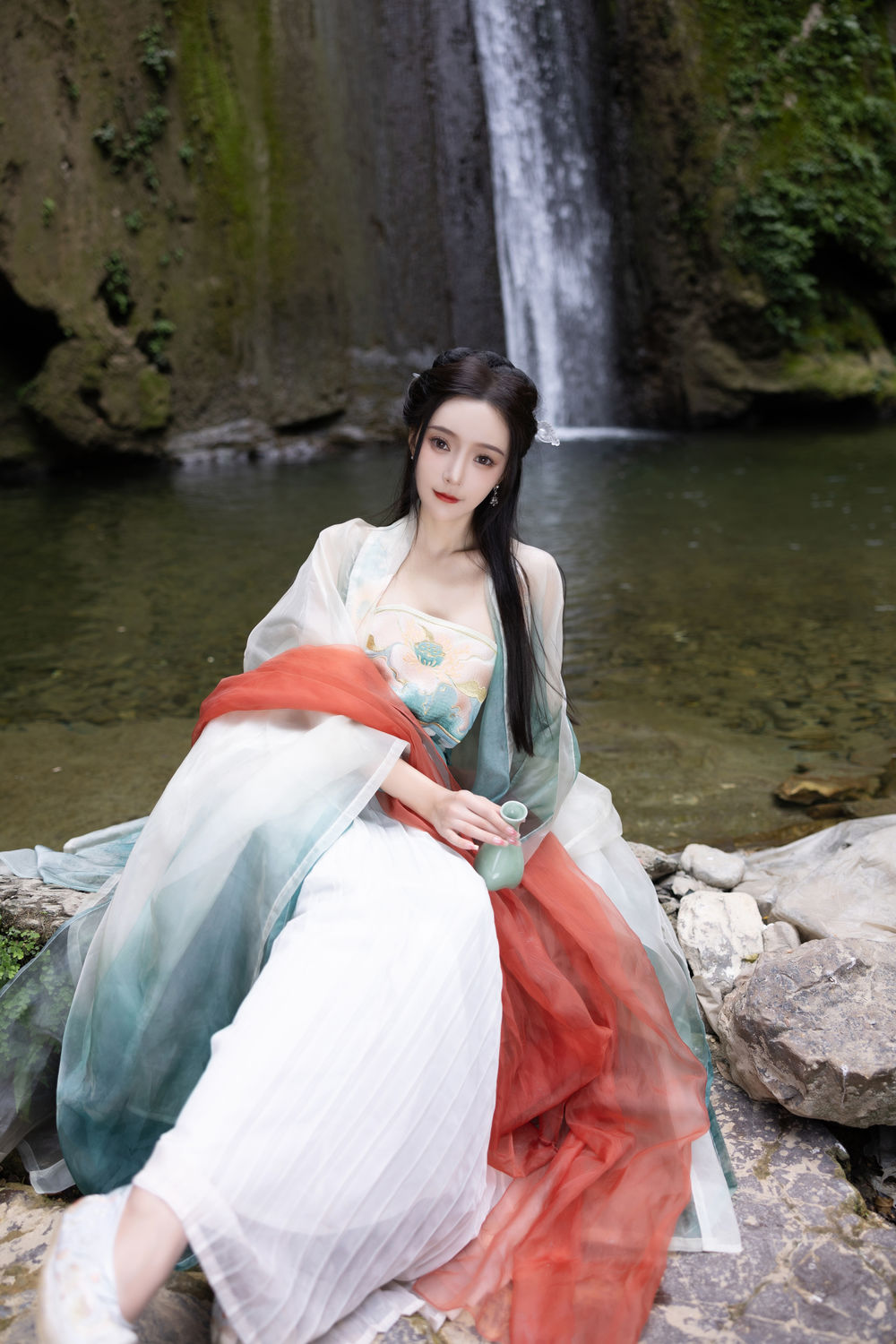 王馨瑶Yanni《绿色古装 瀑布》原版写真  [112P-312MB]