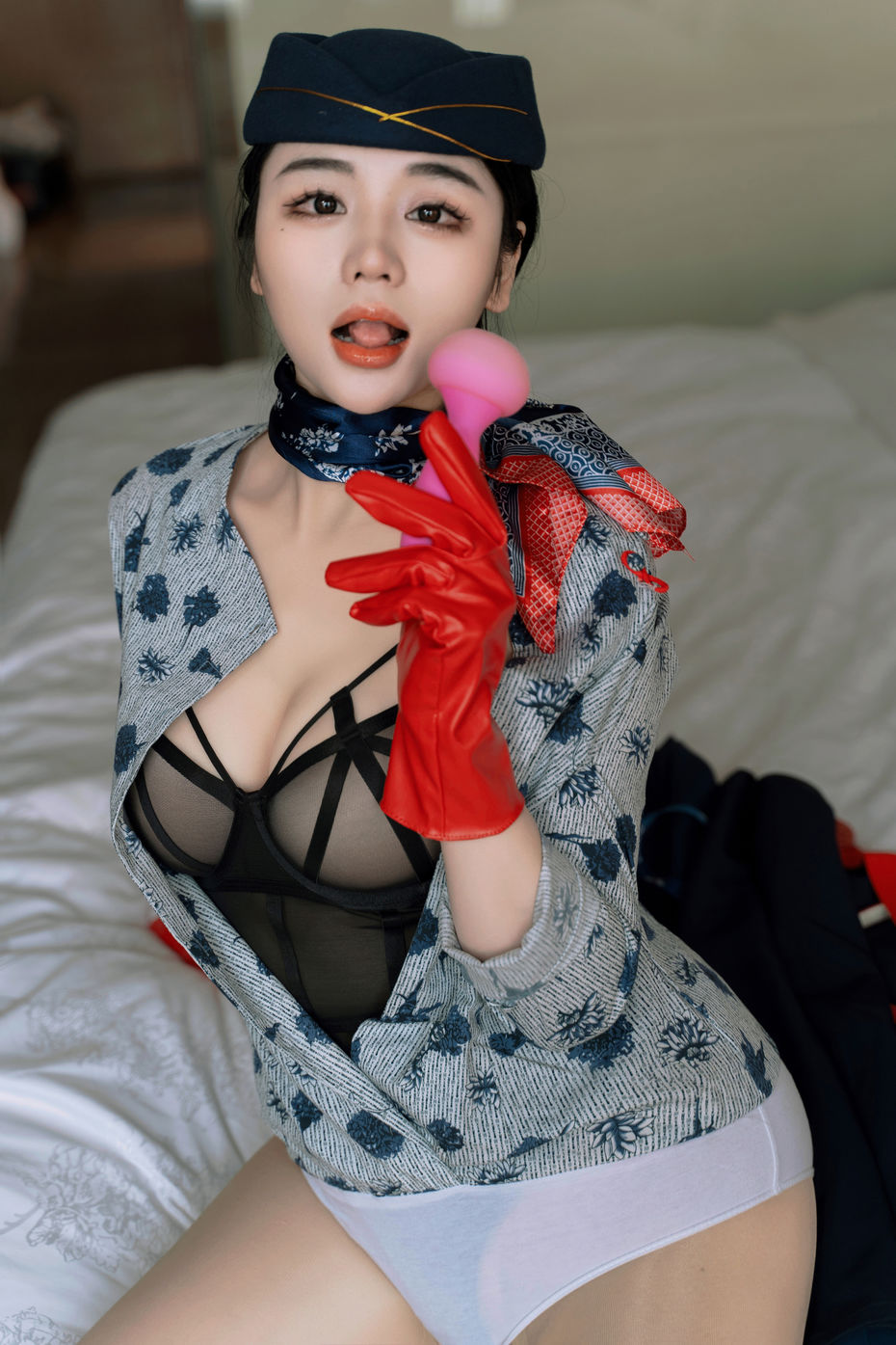 607004汐汐爱吃草莓《青花空姐制服》原版写真