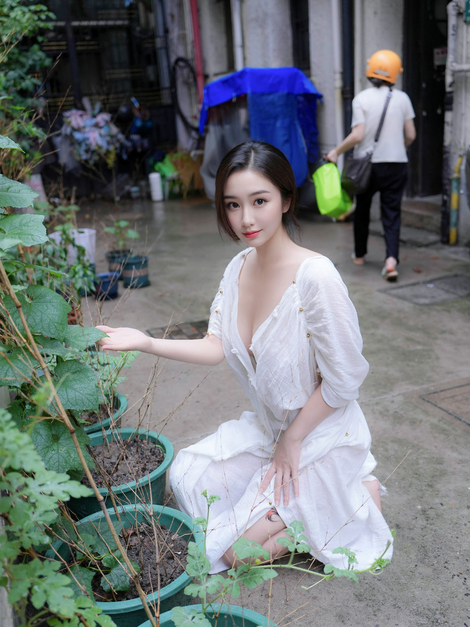 楠芝《性感白色长袍》原版写真 [84P-704MB]